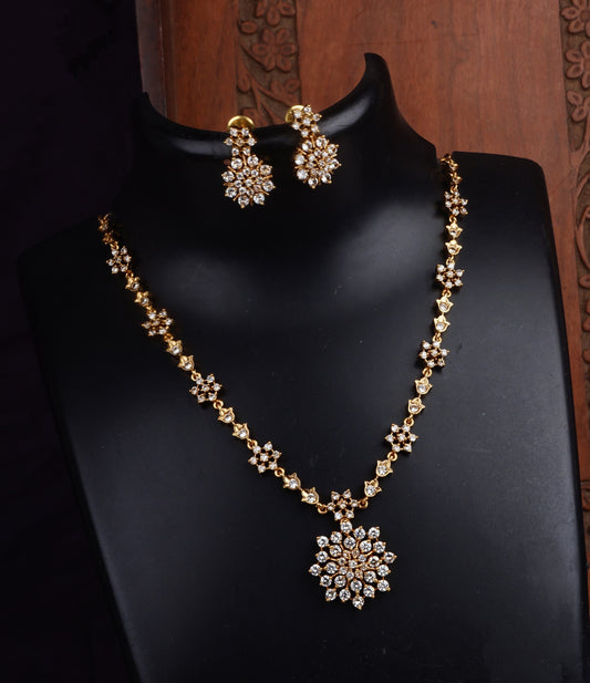 A Luxurious Gold and Diamond Floral Necklace Set