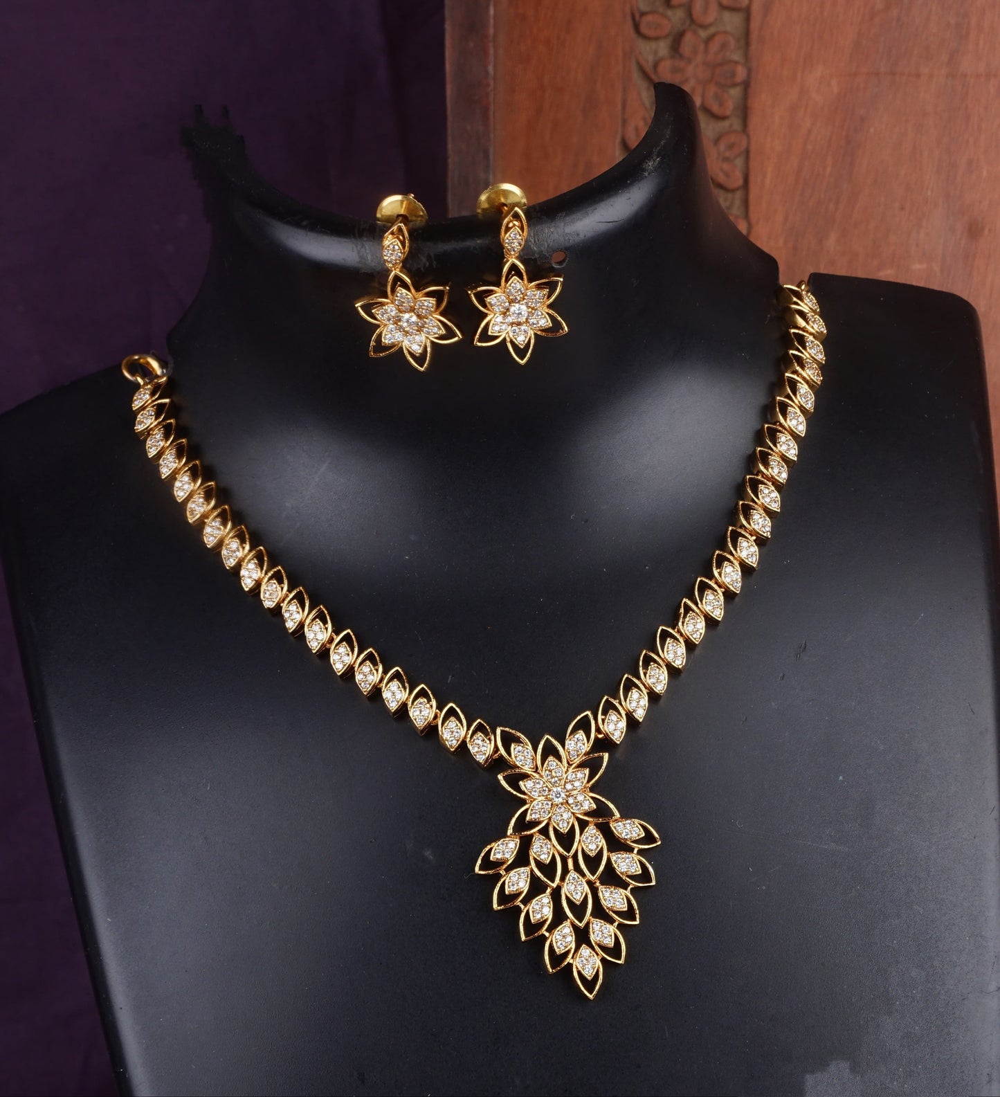 A Gold-Toned Floral Necklace and Earring Set