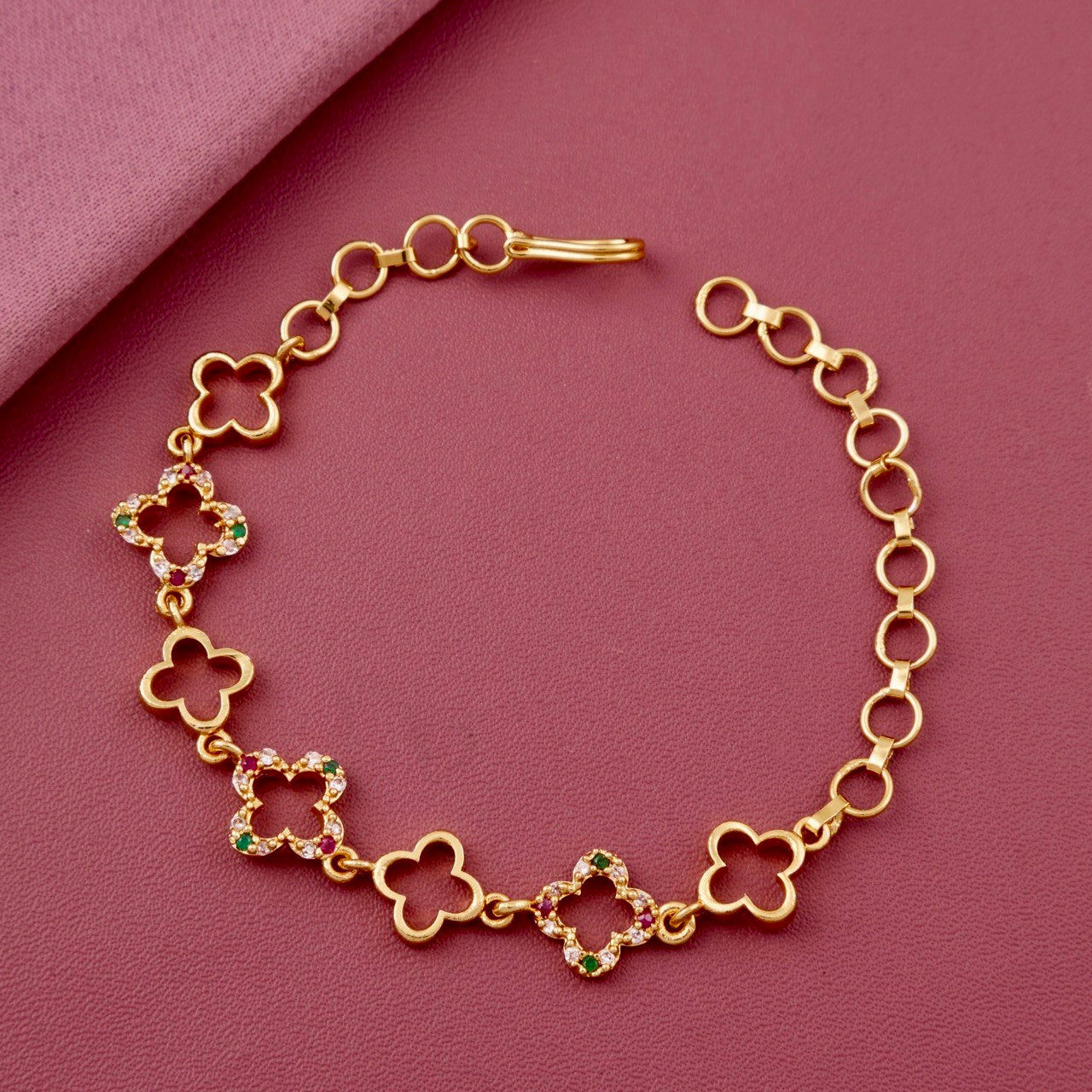 Delicate Clover Diamond Bracelet in Gold - A Symbol of Luck and Prosperity